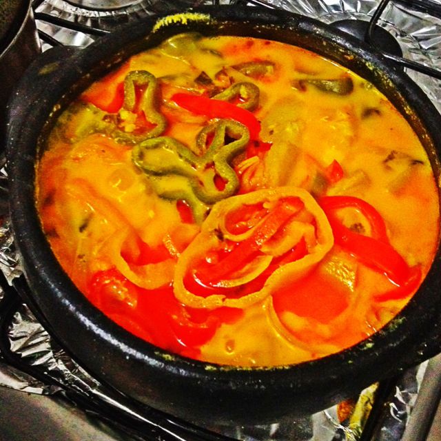 Moqueca de peixe na panela de barro