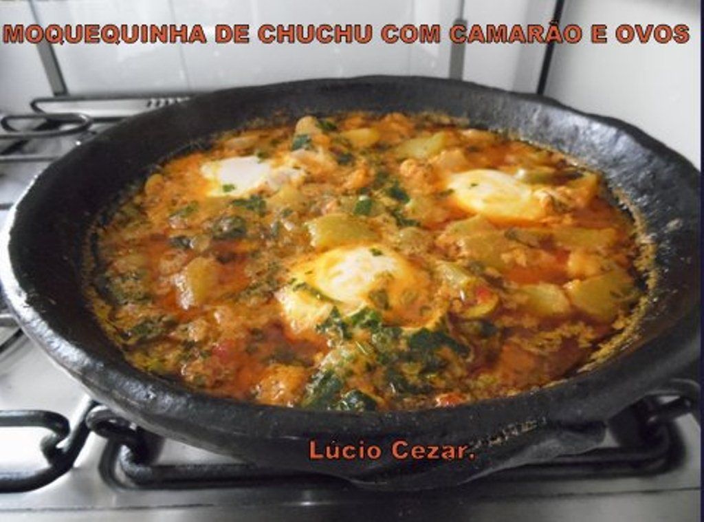 Moquequinha de chuchu com camarão e ovos