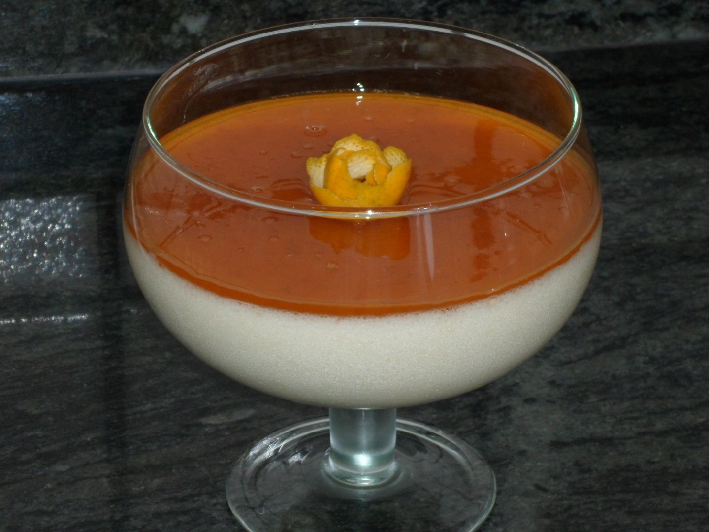 Mousse de abacaxi com calda de laranja