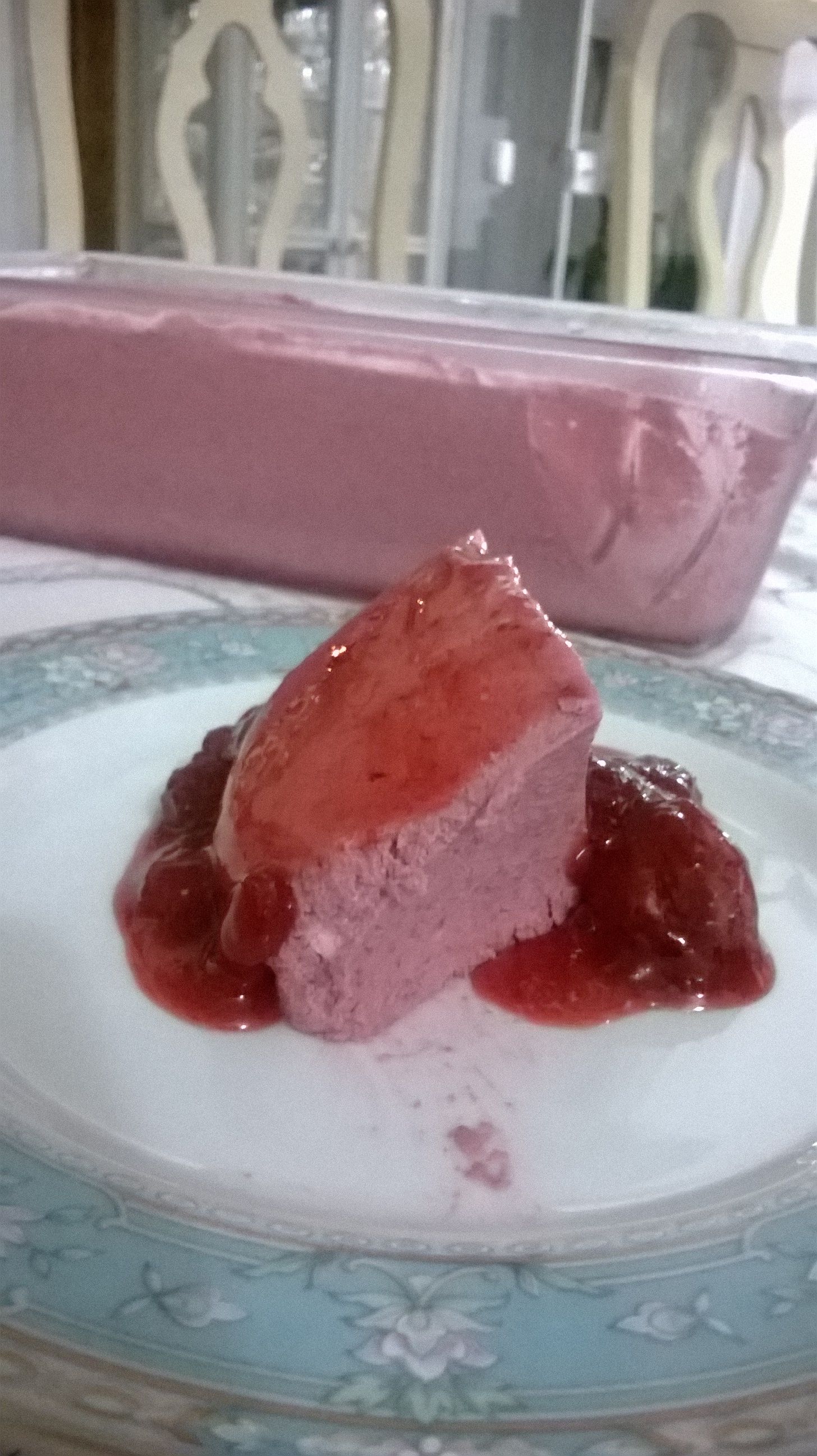 Mousse de frutas vermelhas com calda de geleia de morango