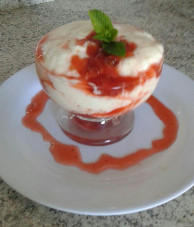 Mousse de iogurte natural com calda de morango