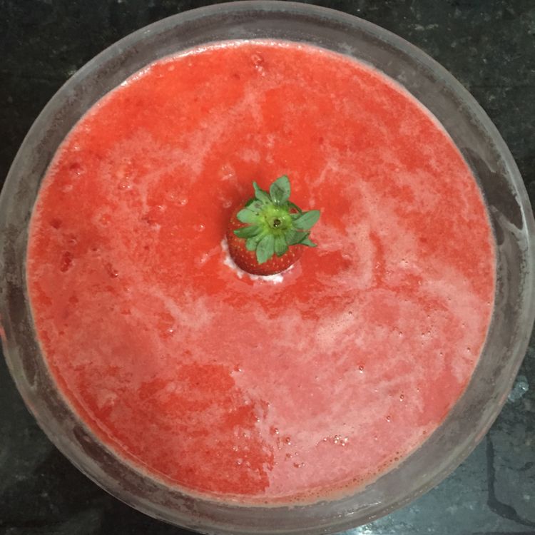 Mousse de leite moça com purê de morango