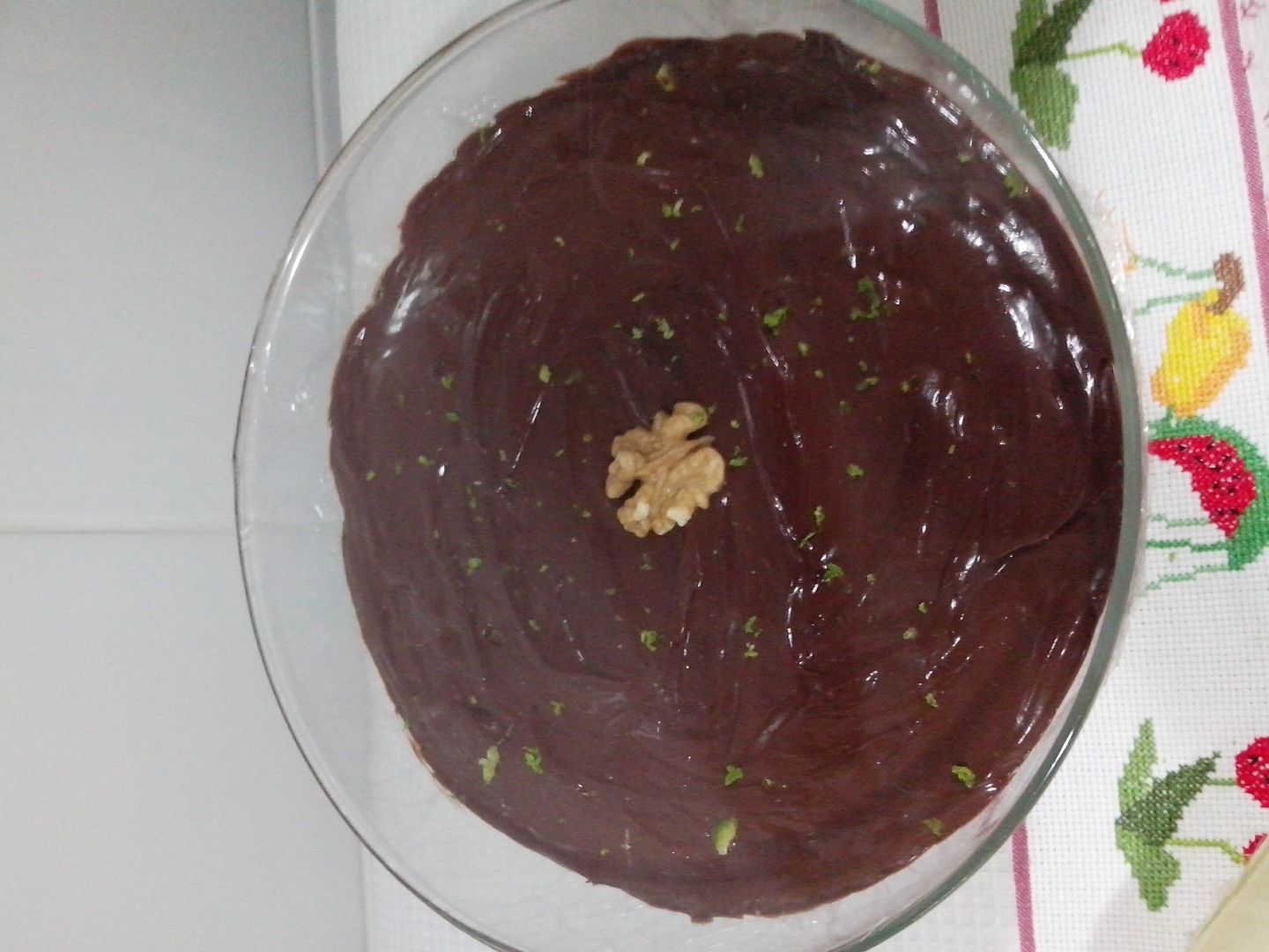 Mousse de limão com nozes e cobertura de chocolate