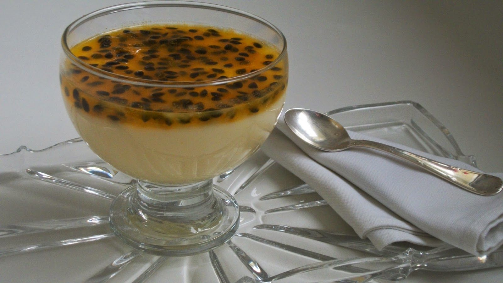 Mousse de maracujá com calda