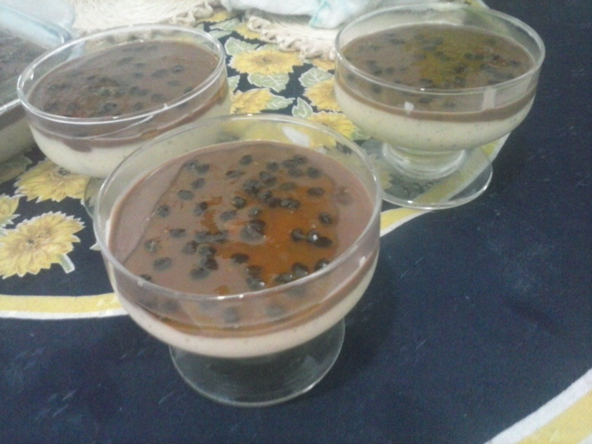 Mousse de maracujá com cobertura de chocolate e calda