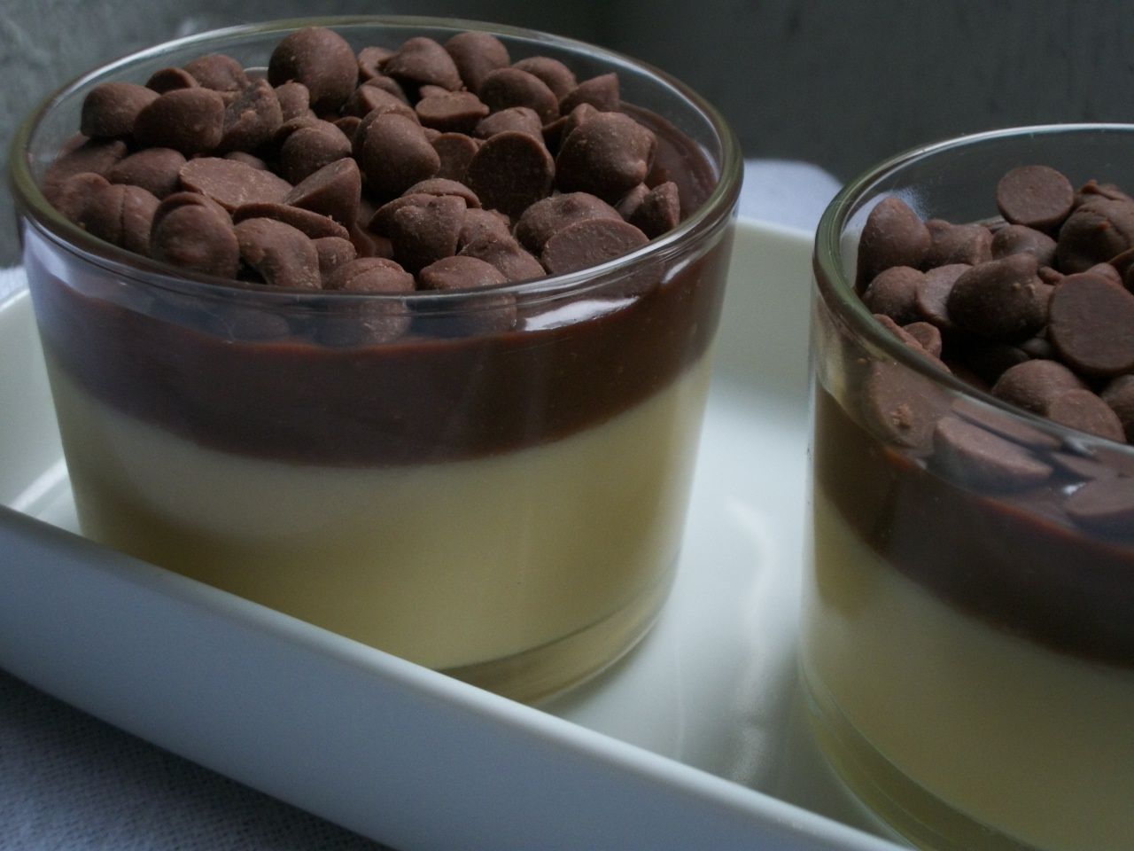 Mousse de maracujá com cobertura de chocolate