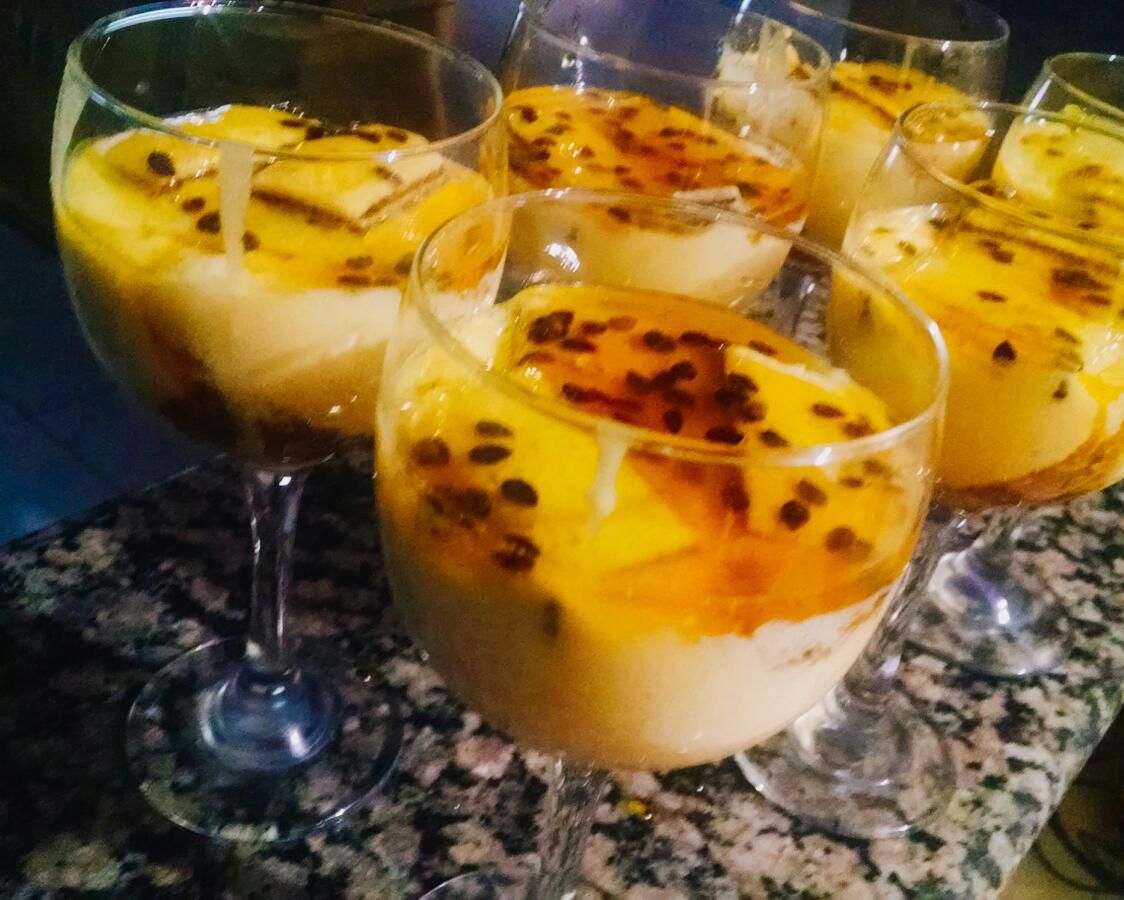 Mousse de maracujá com wafer de chocolate