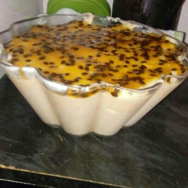 Mousse de maracujá cremoso com calda