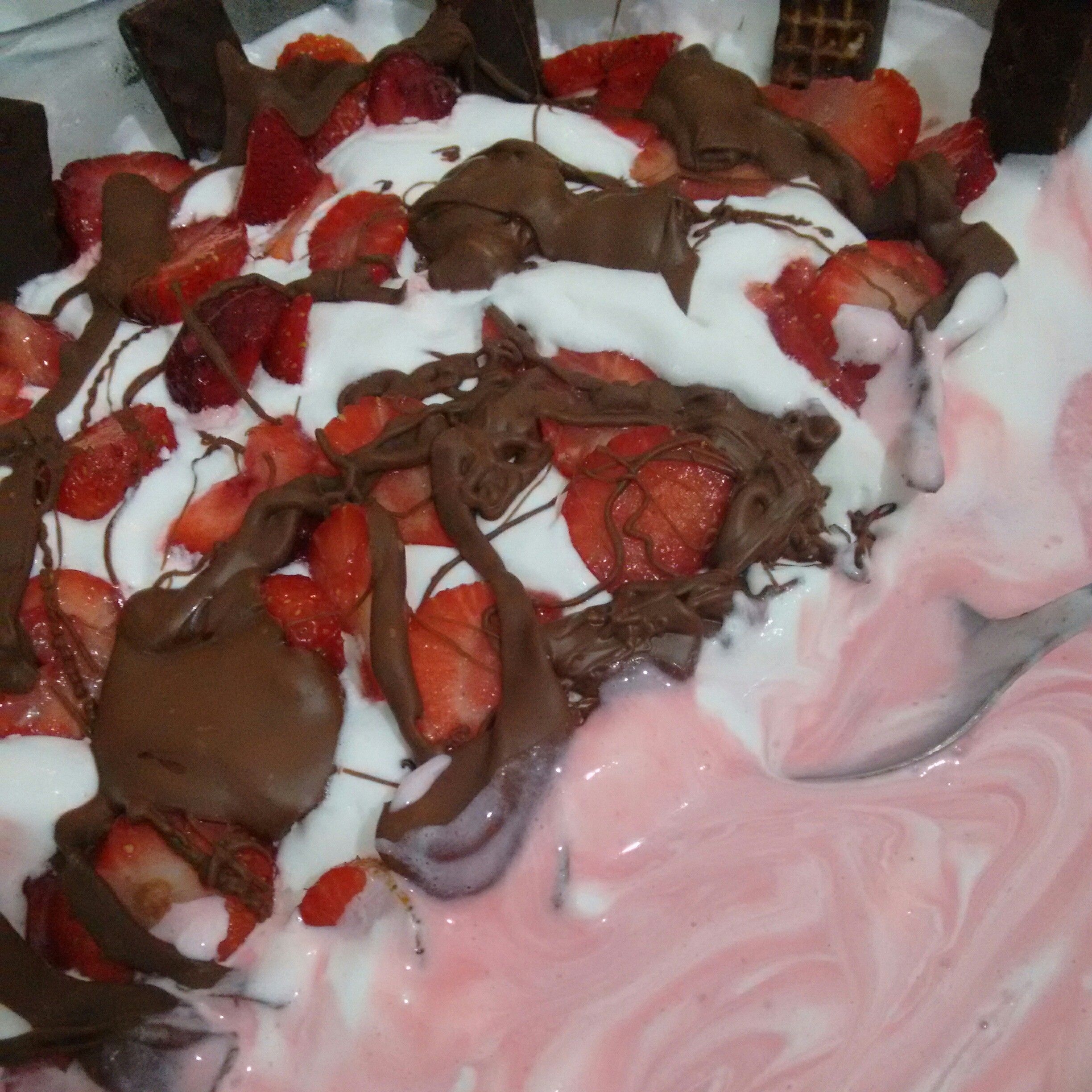 Mousse de morango com chocolate e chantilly