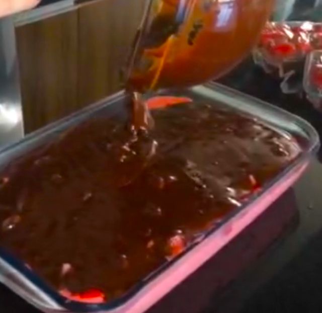 Mousse de morango com cobertura de chocolate temperado