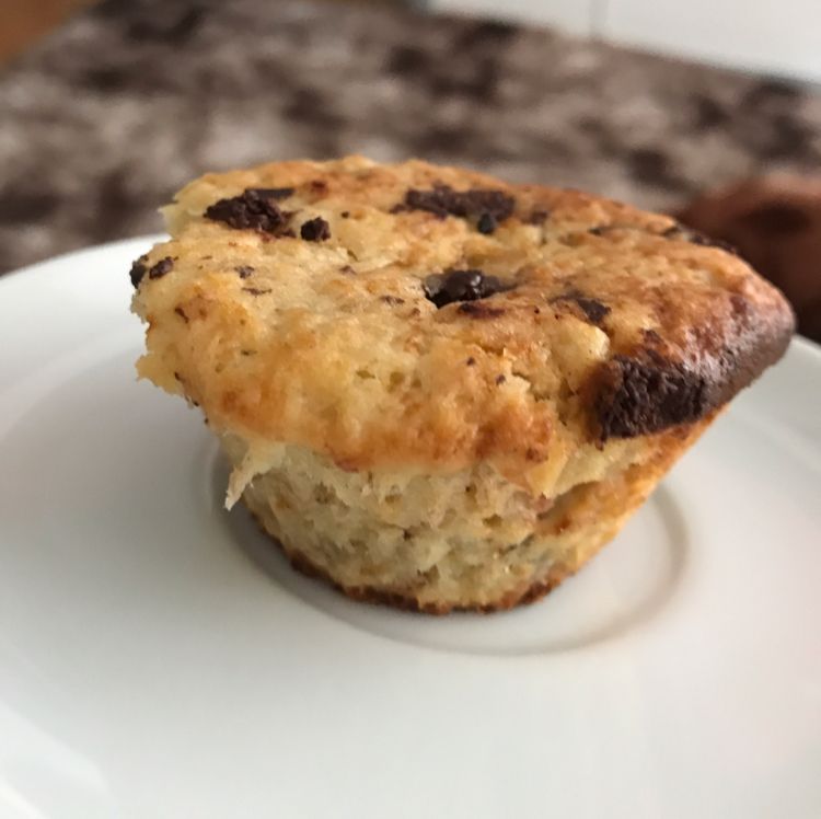 Muffin de banana com gotas de chocolate