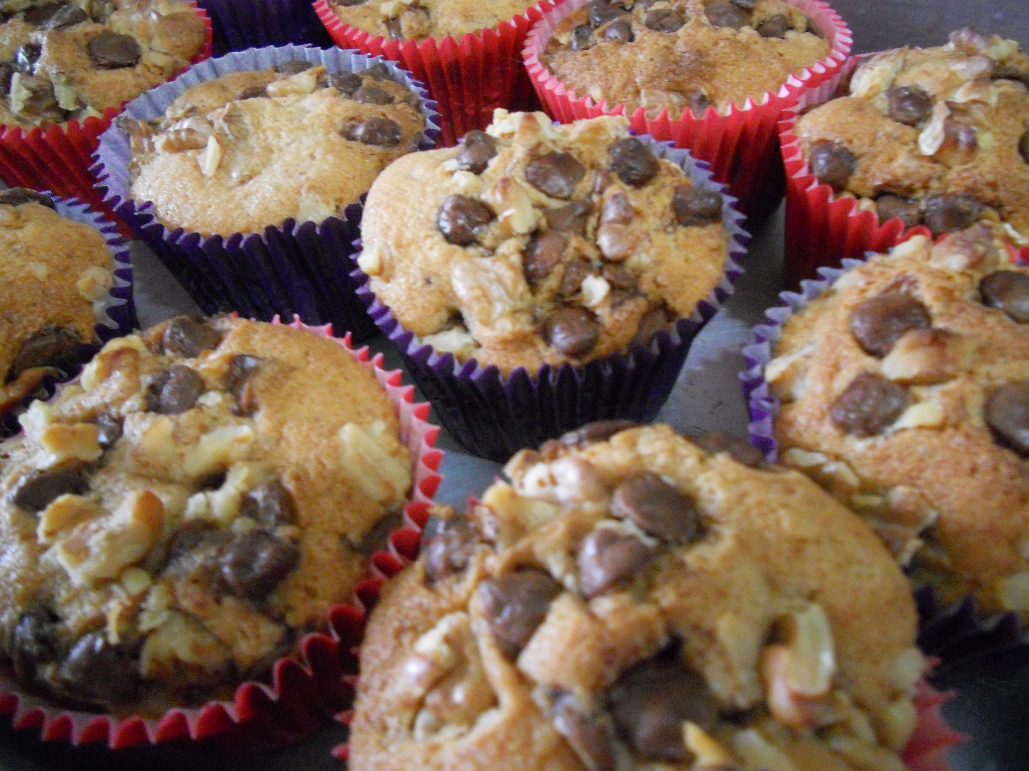 Muffins de nozes com gotas de chocolate