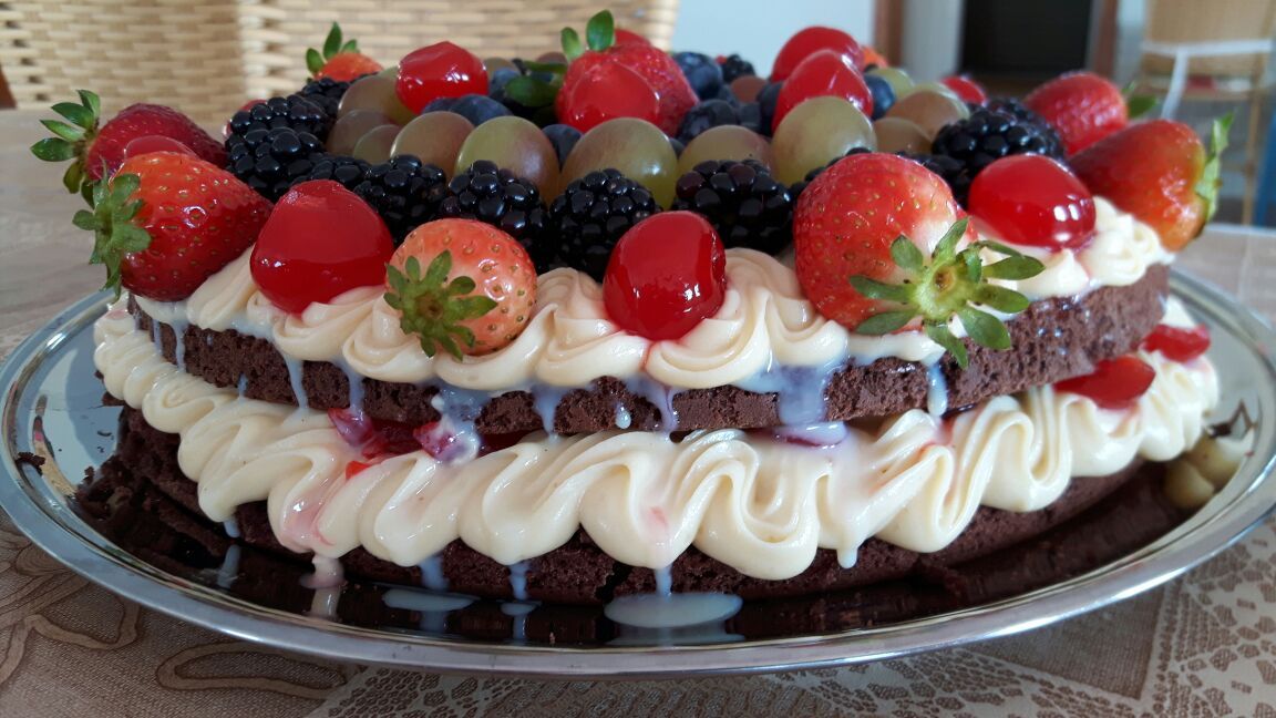 Naked cake de chocolate com brigadeiro branco e frutas vermelhas