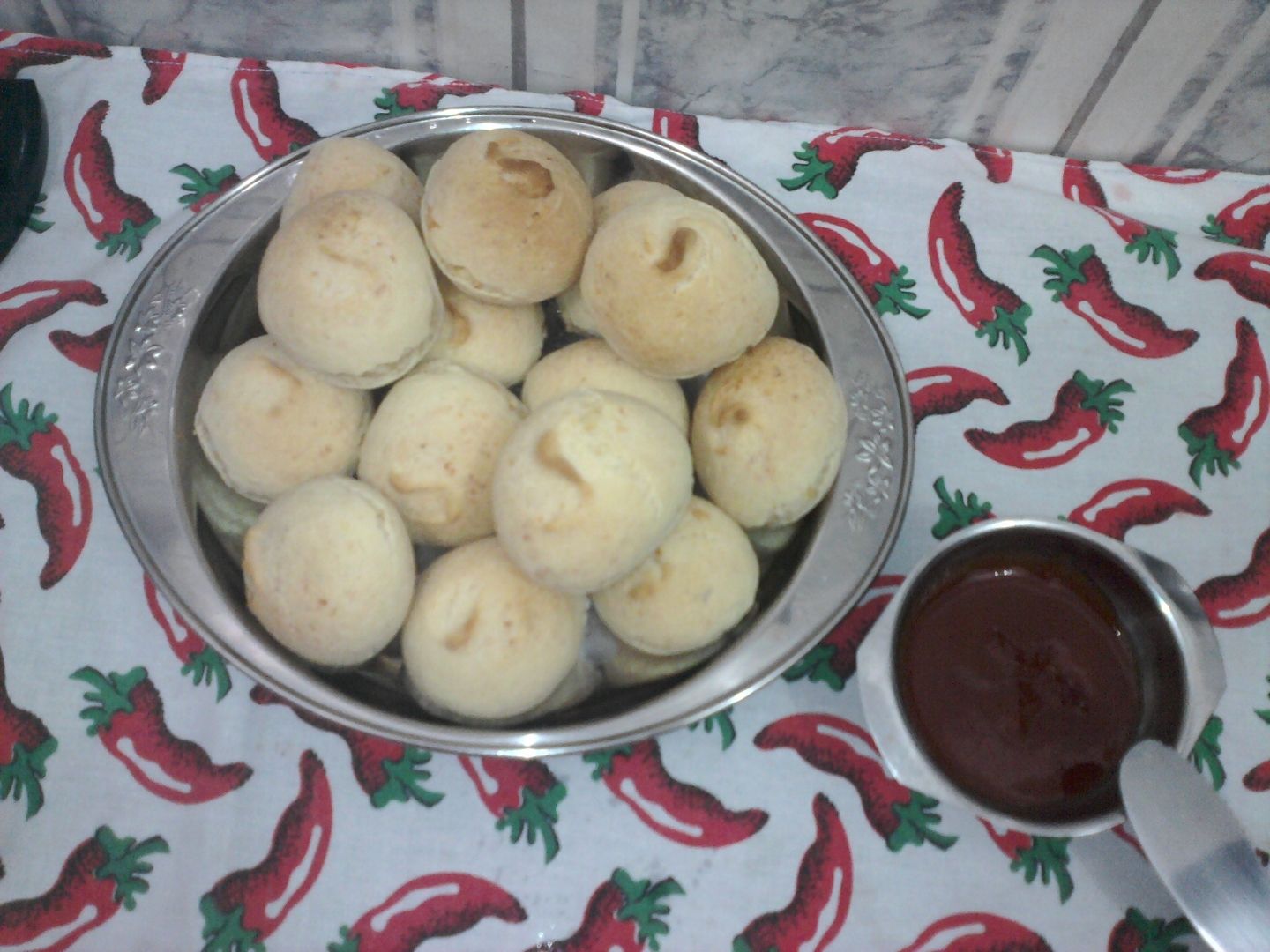 Pãezinhos de queijo com geleia de goiaba