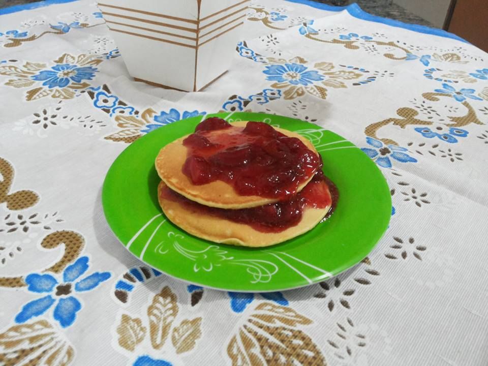 Panqueca americana com geleia de morango