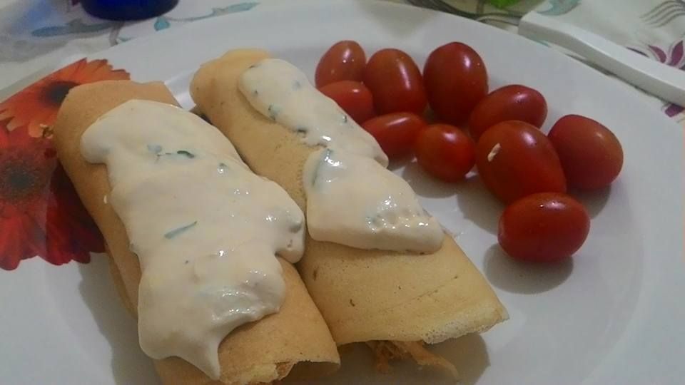 Panqueca de frango e cream cheese com molho balangio