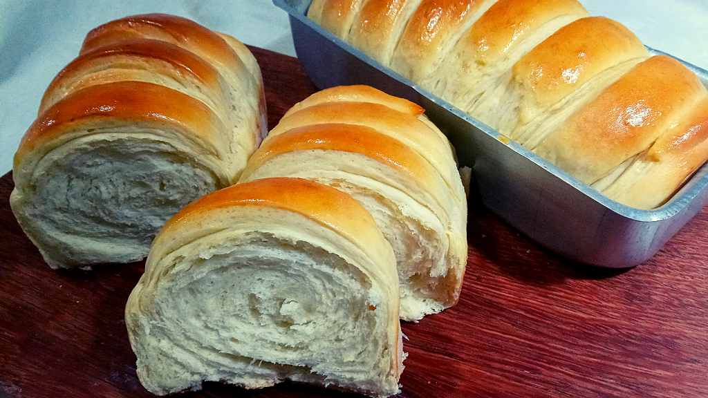 PÃO CASEIRO QUE JÁ SAI FATIADO DO FORNO