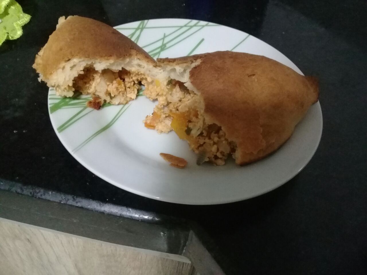 Pão com recheio de frango desfiado