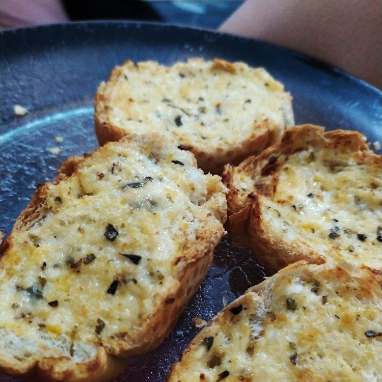 Pão de alho com queijo na fritadeira elétrica sem óleo