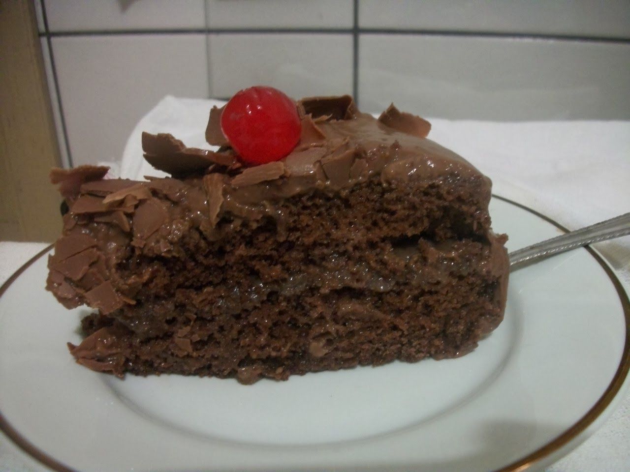 Pão de ló de chocolate com recheio e cobertura