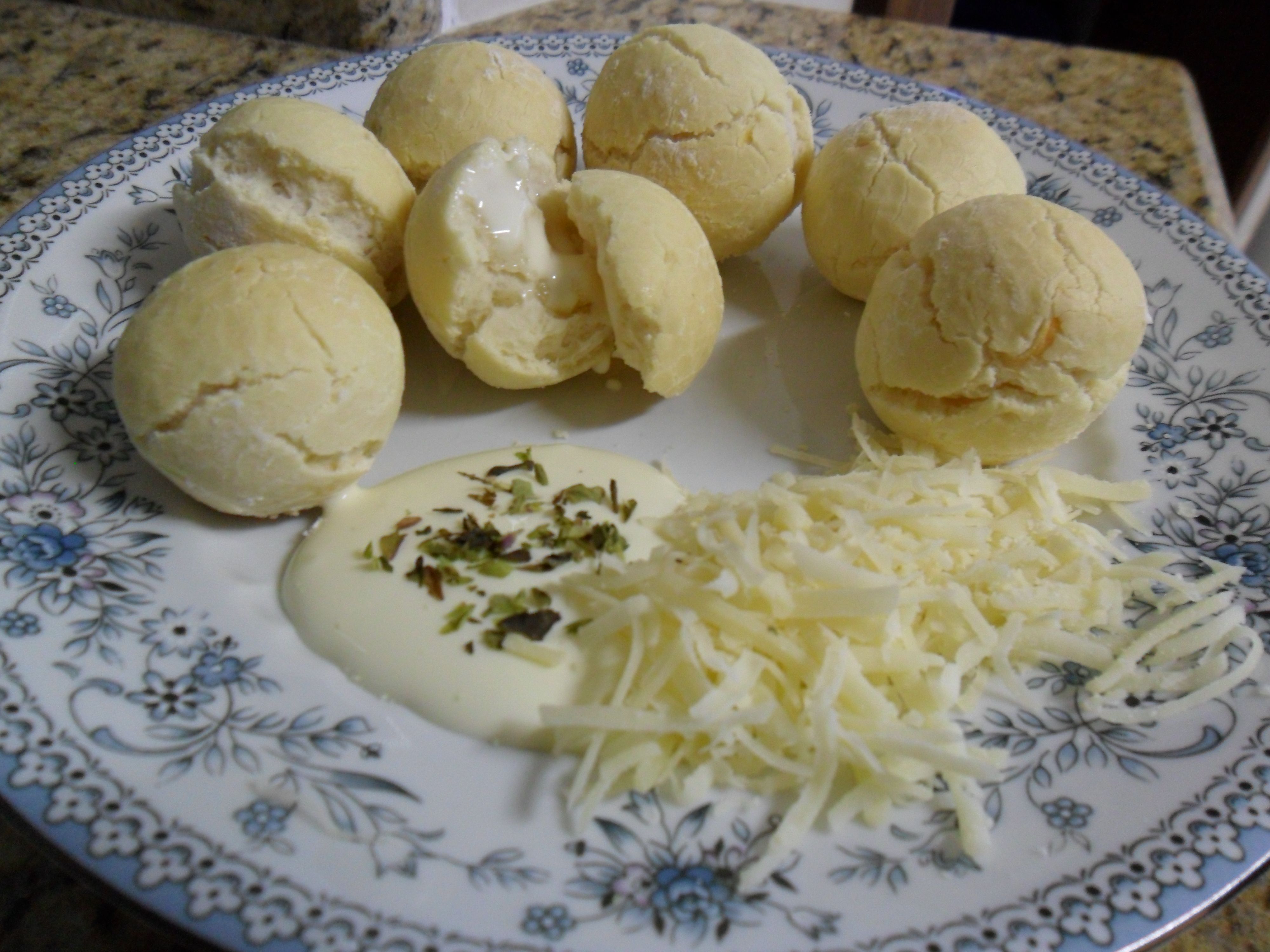 Pão de polvilho recheado