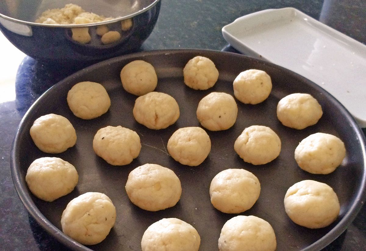 Pão de queijo com grana e amêndoas