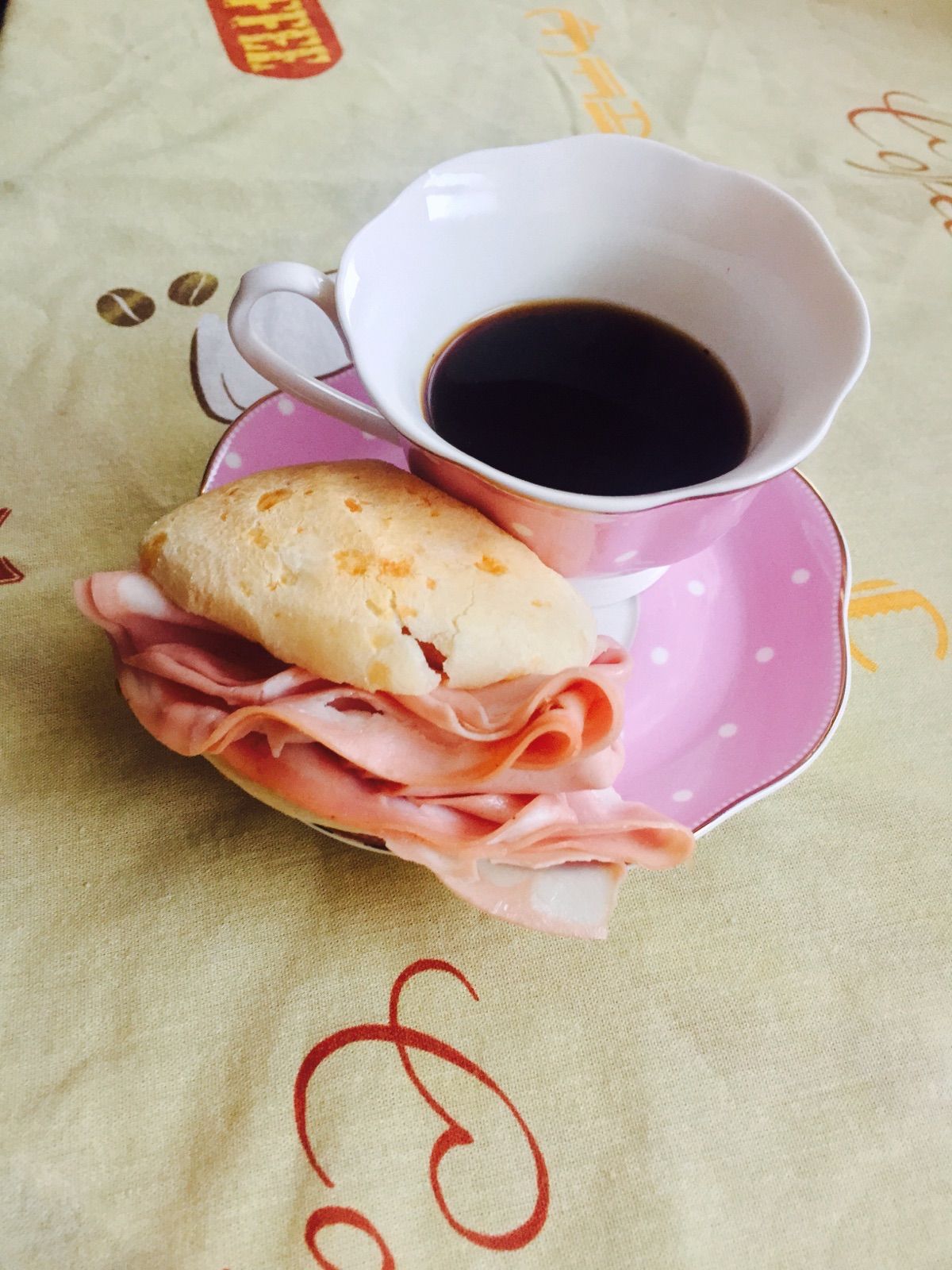 Pão de queijo com mortadela