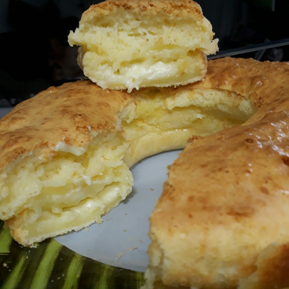 Pão de queijo de forma recheado