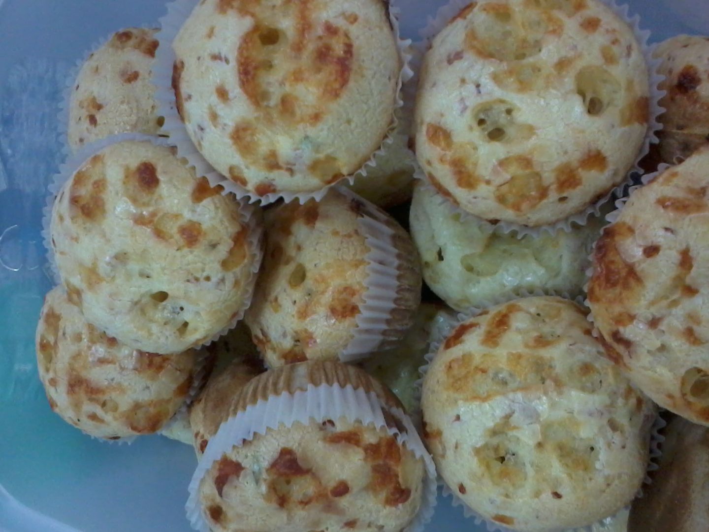 Pão de queijo de liquidificador com calabresa