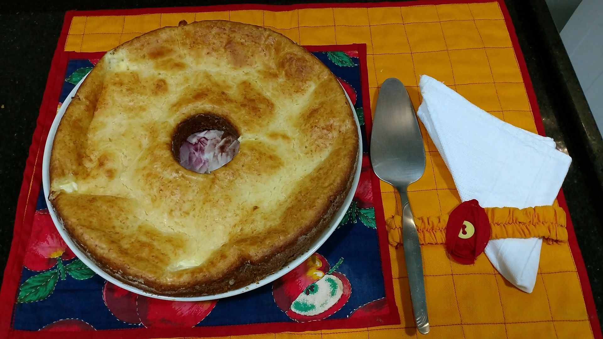 Pão de queijo gigante, recheado com requeijão cremoso