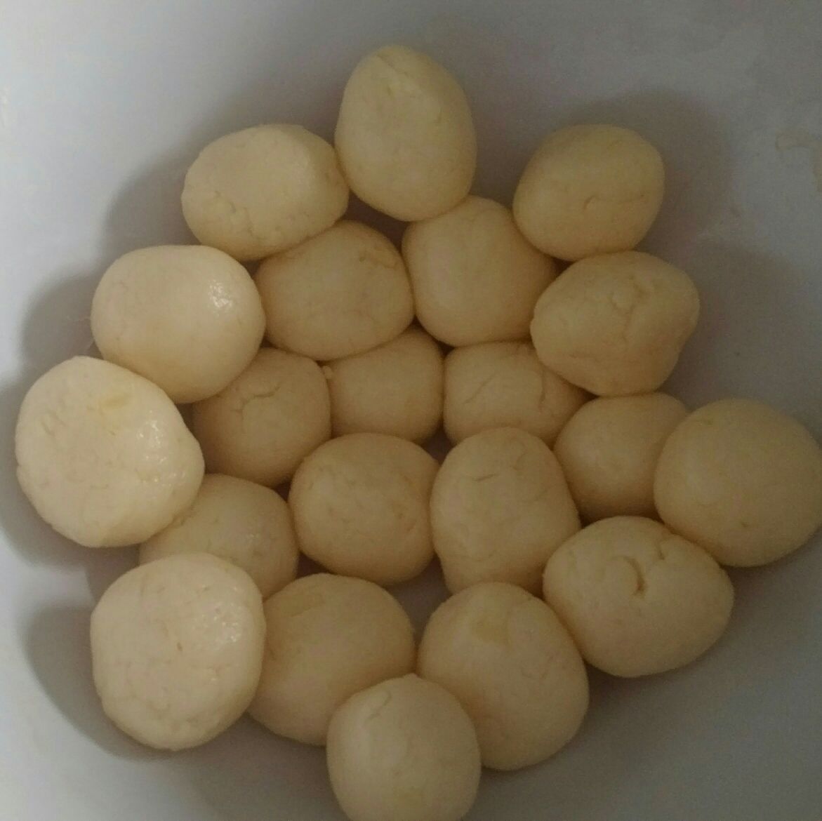 Pão de queijo mineiro cascudo e macio por dentro