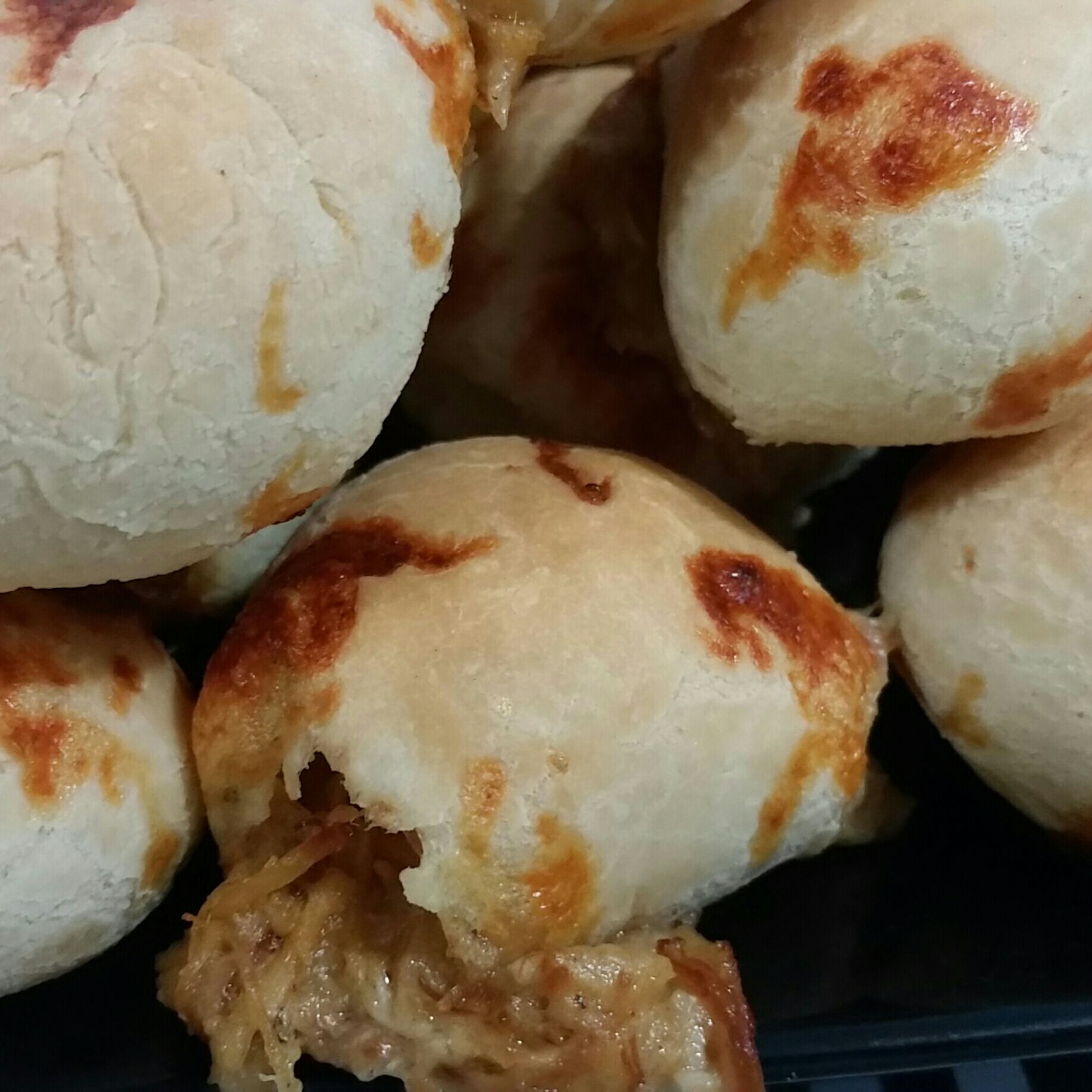 Pão de queijo recheado com frango e requeijão