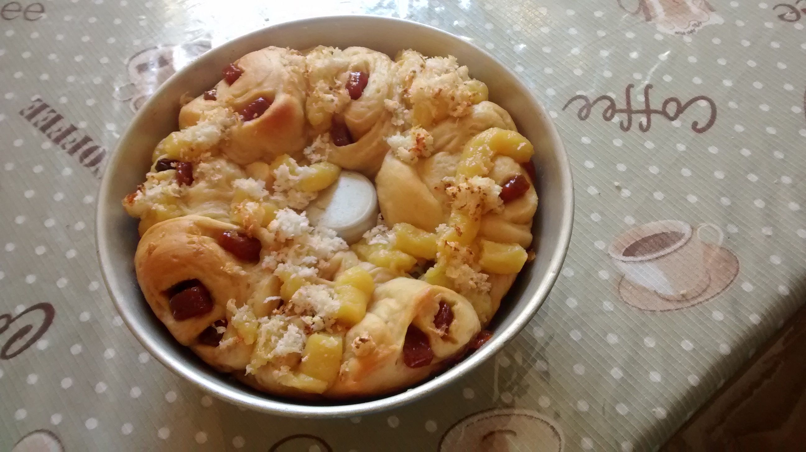 Pão doce de creme com goiabada