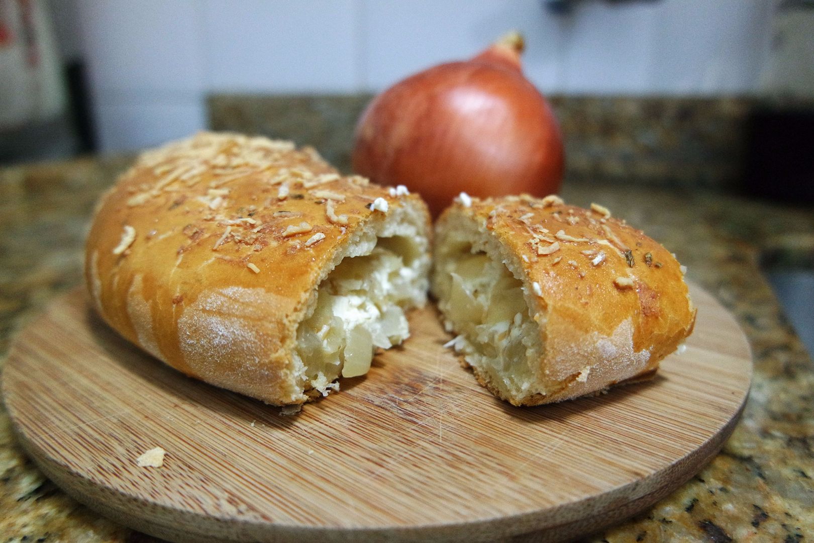 Pão recheado com cebola e queijo cremoso