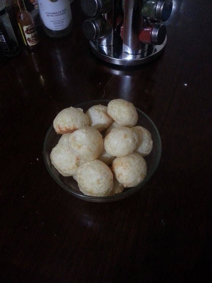 Pãozinho de queijo macio por dentro e crocante por fora