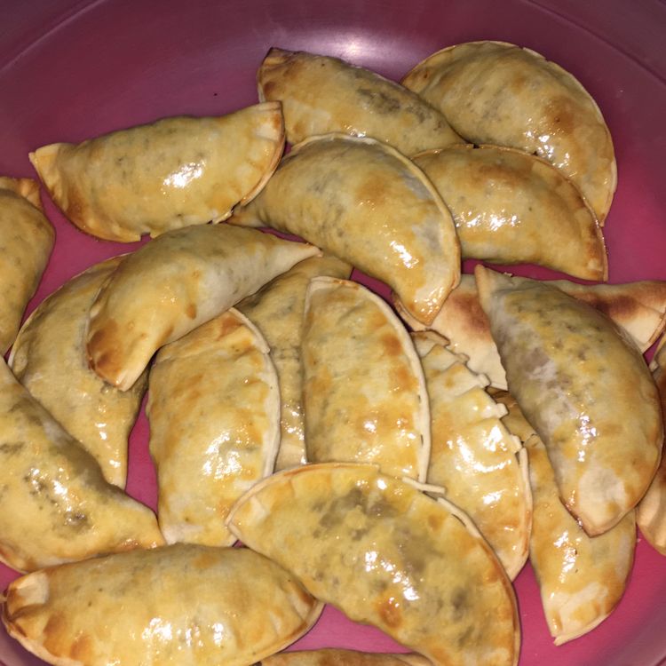 Pastel de carne com queijo assado