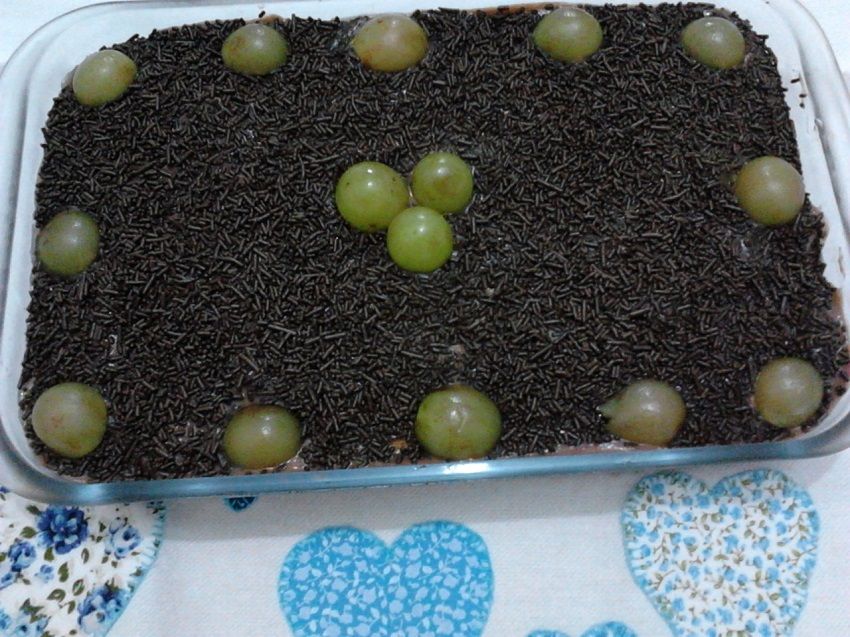 Pavê de chocolate com frutas