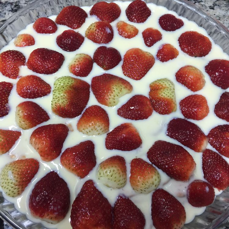 Pavê de creme branco com morango