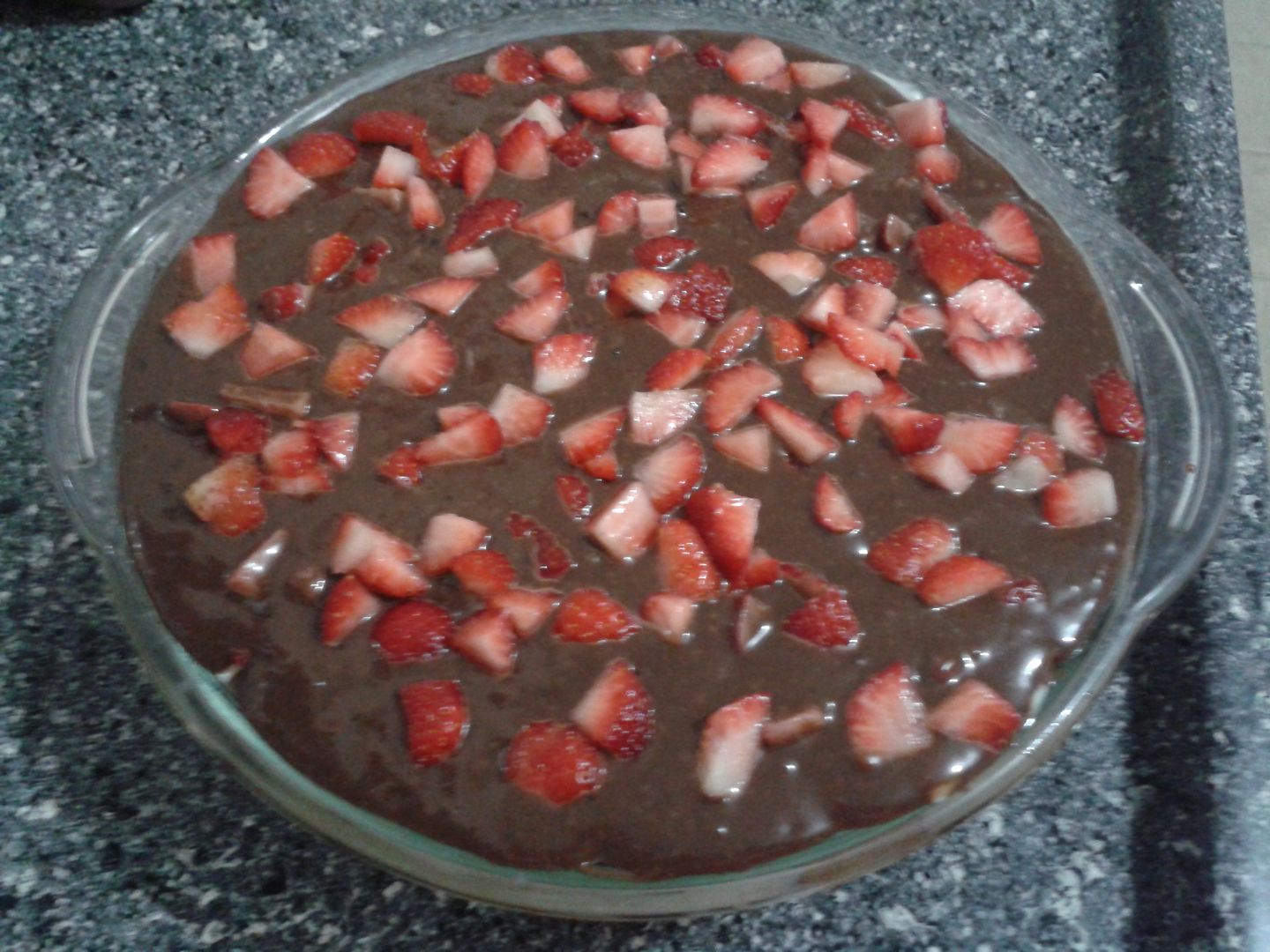 Pavê de ganache com morango e coco