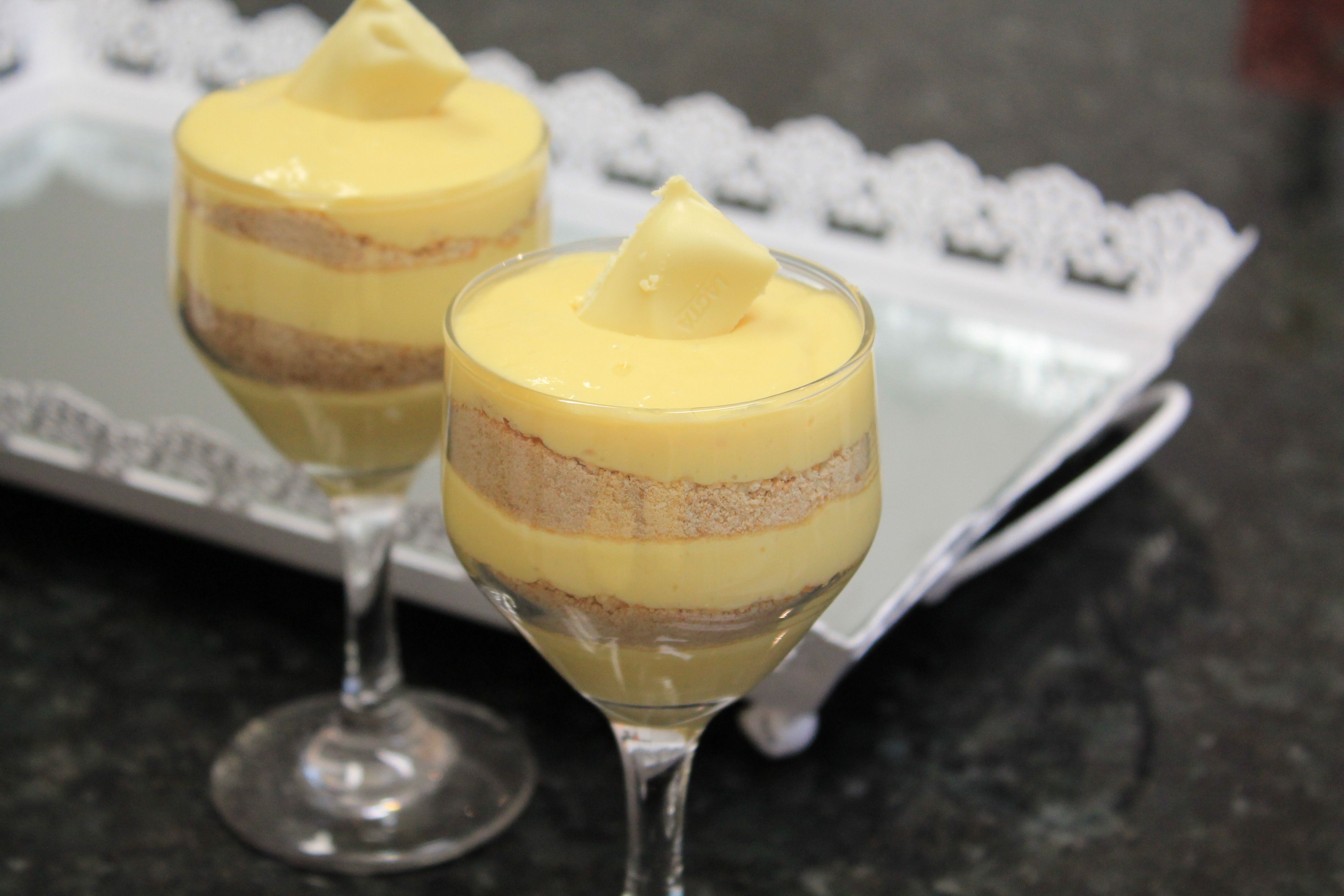 Pavê de mousse de maracujá e brigadeiro branco