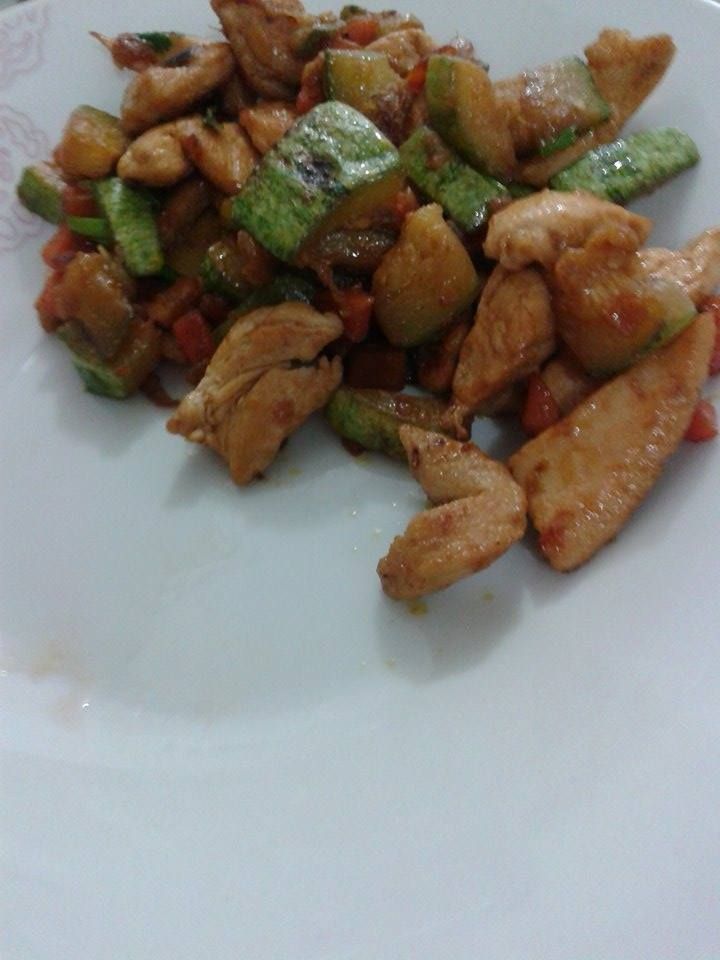 Peito de frango com legumes