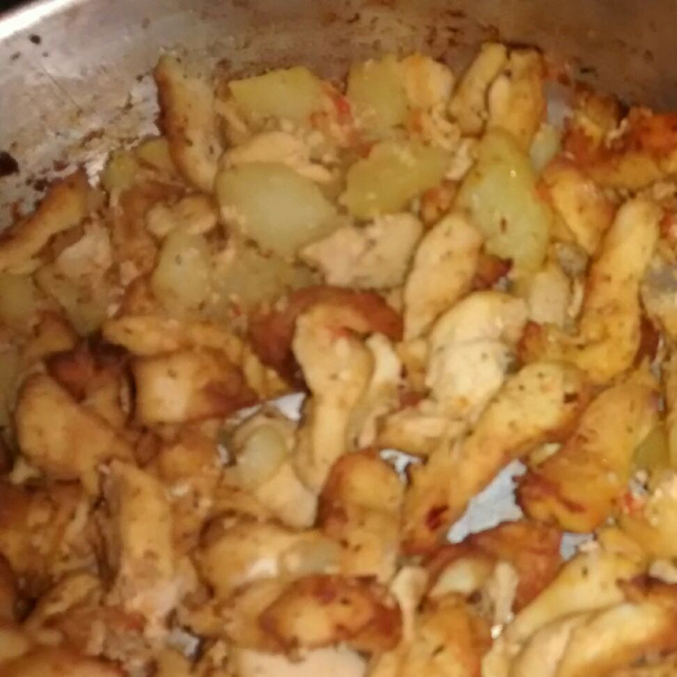 Peito de frango em tiras assado com batatas