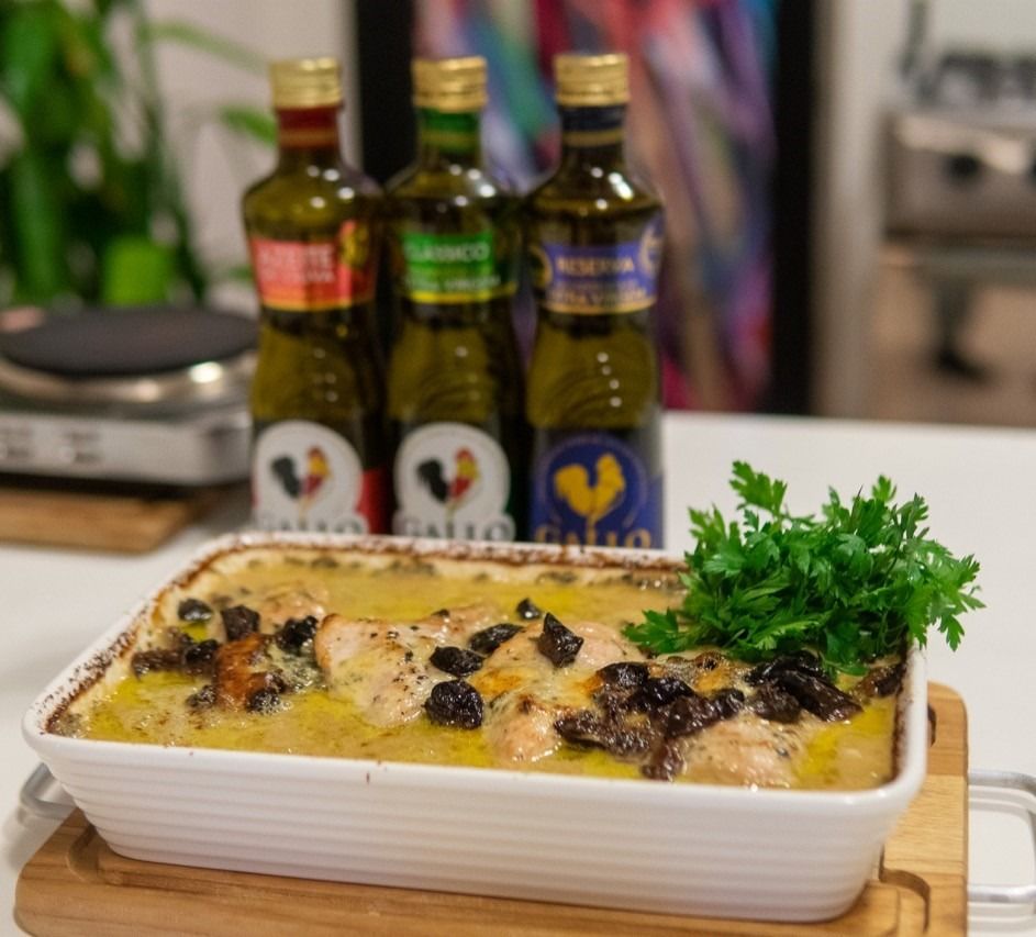 Peito de frango gratinado com gorgonzola e ameixa