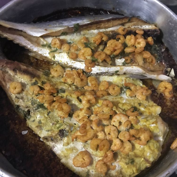 Peixe assado com farofa de camarão