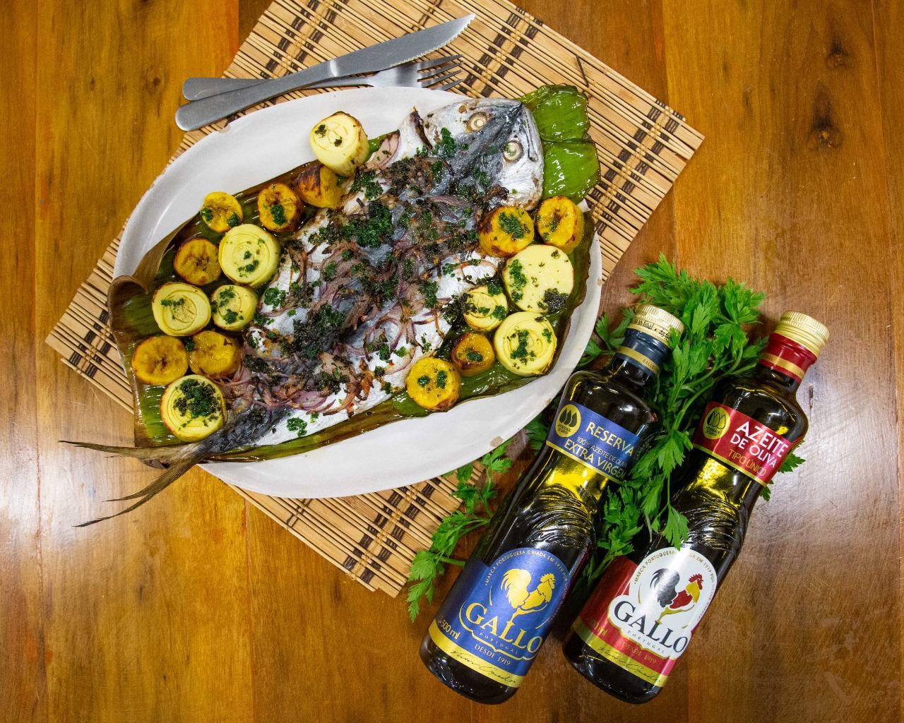 Peixe assado com palmito e banana da terra