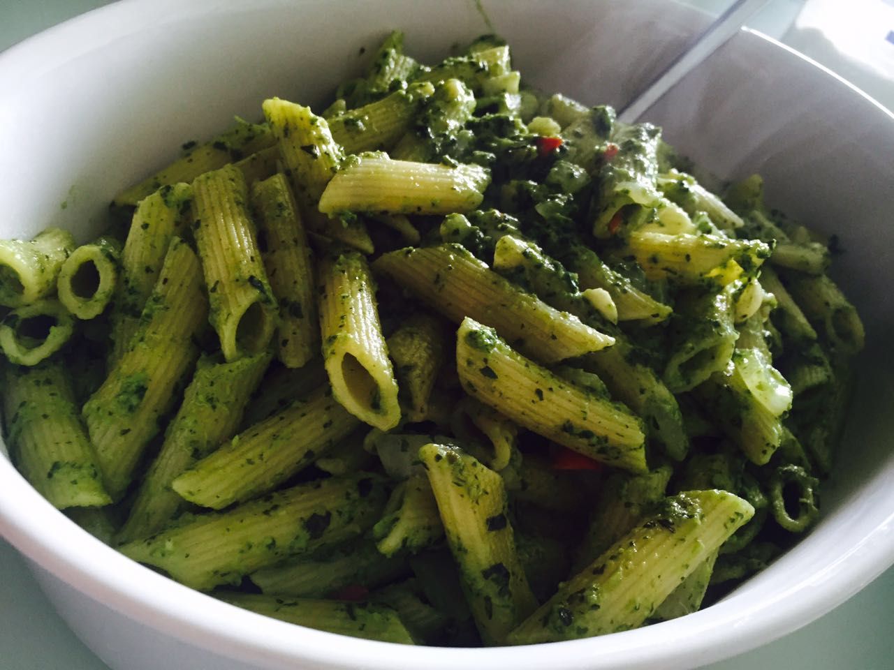 Penne à pesto (macarrão tipo penne com molho de manjericão)