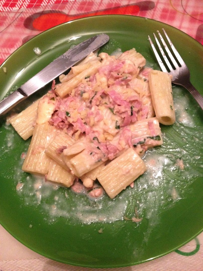 Penne ao molho branco com presunto e atum (forno)