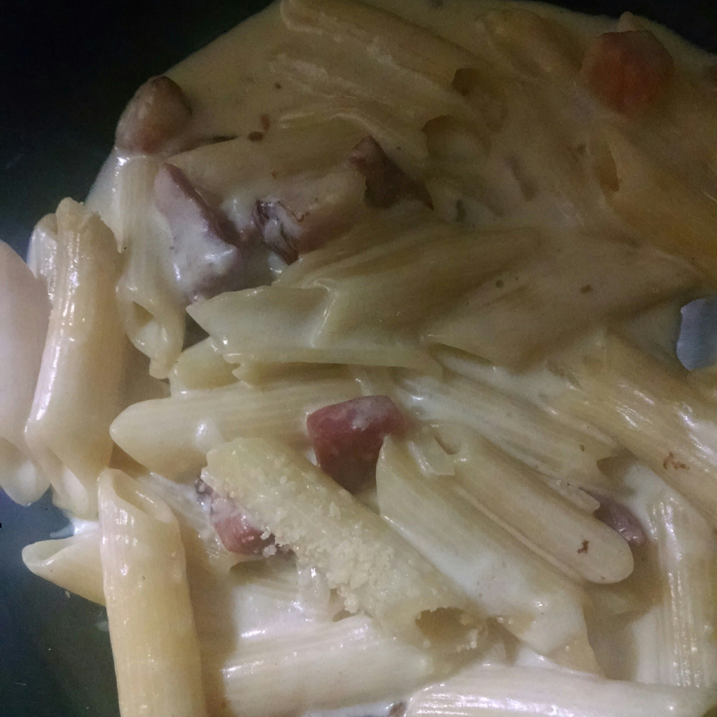 Penne ao molho branco com queijos e bacon