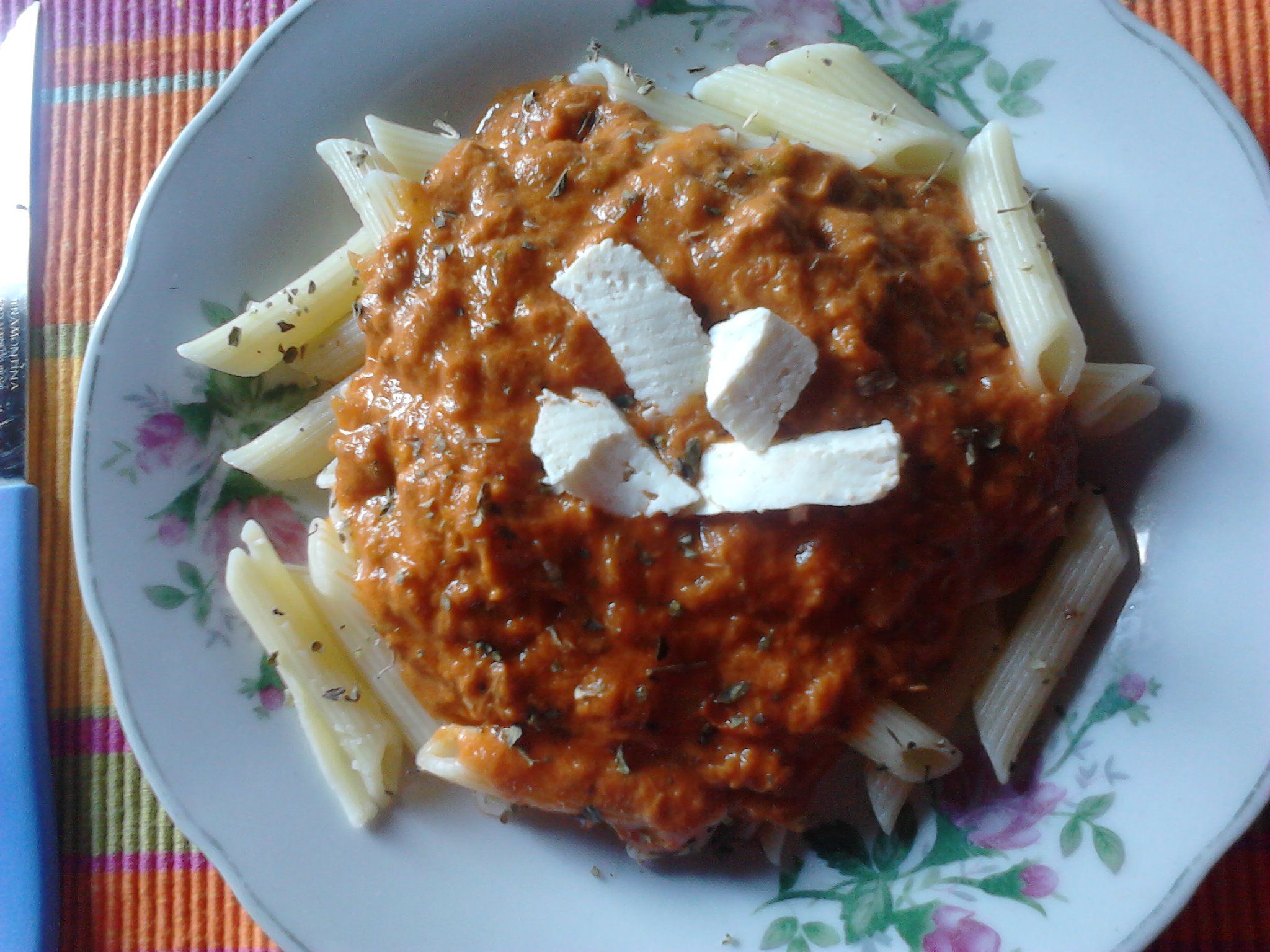 Penne ao molho com atum