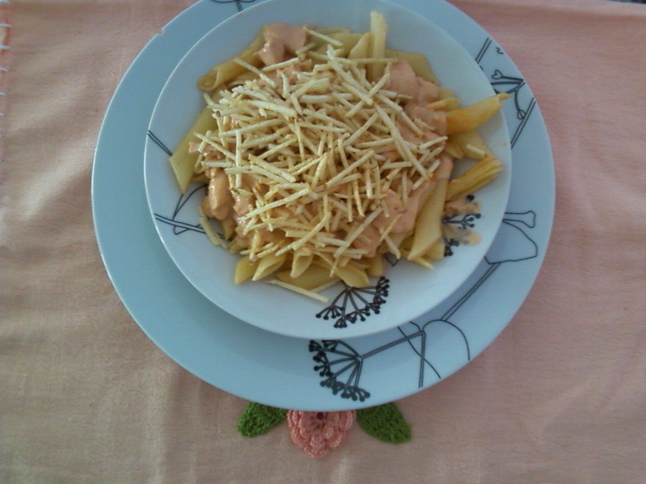 Penne ao molho de estrogonofe de frango com batata palha